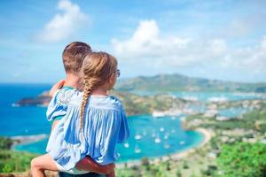 famiglia godendo il Visualizza di pittoresco inglese porto a antigua nel caraibico mare foto