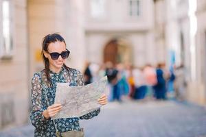 giovane donna con un' città carta geografica nel città. viaggio turista ragazza con carta geografica nel vienna all'aperto durante vacanze nel Europa. foto