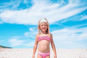 ritratto di adorabile poco ragazza a spiaggia su sua estate vacanza foto