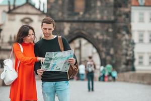 giovane coppia guardare a carta geografica mentre su vacanza durante estate insieme foto