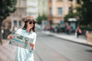 contento giovane donna nel cappello su il strada di europeo città. foto