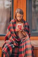 bellissimo ragazza avvolto nel un' coperta a autunno caldo giorno foto
