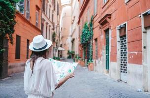 viaggio turista donna con carta geografica nel Roma all'aperto durante vacanze nel Europa. foto