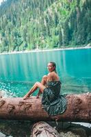 contento romantico donna seduta di lago spruzzi acqua foto