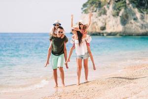 foto di contento famiglia avendo divertimento su il spiaggia. estate stile di vita