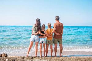 la giovane famiglia in vacanza si diverte molto foto