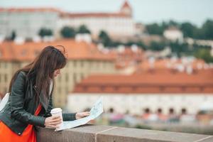 contento giovane donna con un' città carta geografica nel città. viaggio turista donna con carta geografica all'aperto durante vacanze nel Europa. foto