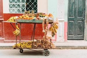 piccolo carrello di frutta e verdure su il strada foto