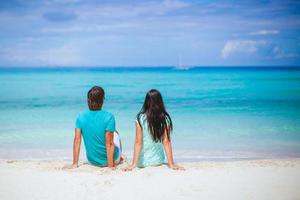 giovane coppia su bianca spiaggia durante estate vacanza. foto