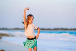 ragazza carina in spiaggia durante le vacanze estive foto