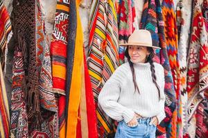 vecchio tradizionale Turco tappeto negozio nel grotta Casa cappadocia, tacchino kapadokya. giovane donna su vacanza nel tacchino foto