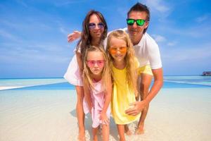 bella famiglia durante le vacanze tropicali estive foto