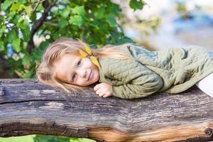 adorabile bambina all'aperto alla bella giornata d'autunno foto