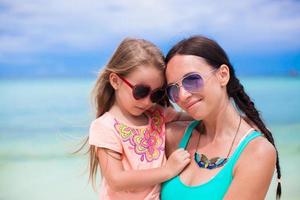 felice famiglia di mamma e ragazza durante estate spiaggia vacanza foto