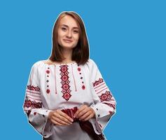 giovane ragazza in costume nazionale ucraino foto