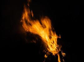 fiamme di fuoco su sfondo nero foto