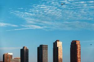 Manhattan edifici contro un' blu cielo foto