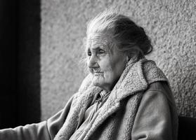 molto vecchio e stanco rugosa donna all'aperto foto