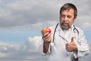 medico consiglia Mela per salutare mangiare foto