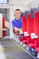 giovane uomo in viaggio di treno foto