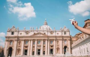 avvicinamento giocattolo aereo su st. di Pietro basilica Chiesa nel Vaticano città sfondo. foto