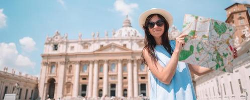 contento giovane donna con città carta geografica nel Vaticano città e st. di Pietro basilica Chiesa foto