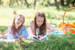 Due poco bambini su picnic nel il parco foto
