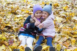 Due adorabile ragazze all'aperto nel autunno giorno foto