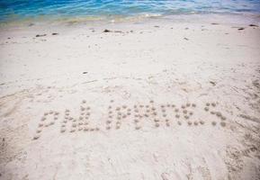 Filippine scritto nel un' sabbioso tropicale spiaggia foto