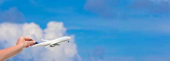 piccolo bianca miniatura di un aereo su sfondo di turchese mare foto