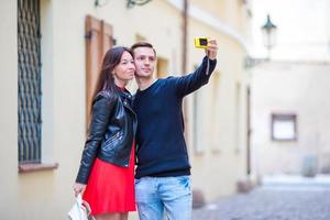 giovane caucasico uomo fabbricazione autoscatto sfondo europeo vecchio città di mobile Telefono a partire dal il osservazione posto foto