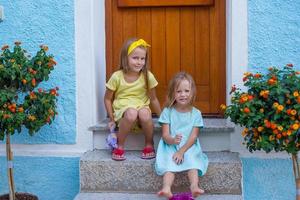 adorabili bambine durante le vacanze estive foto