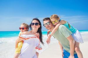 ritratto di contento famiglia su un' tropicale spiaggia foto