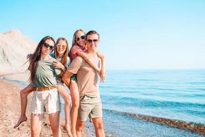 la giovane famiglia in vacanza si diverte molto foto