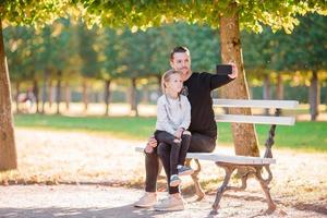 contento famiglia nel autunno. padre e poco ragazzo avere divertimento assunzione autoscatto su bellissimo autunno giorno foto