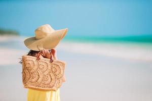 giovane bellissimo donna avendo divertimento su tropicale spiaggia. contento ragazza sfondo il blu cielo e turchese acqua nel il mare su caraibico isola foto