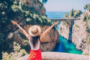 famoso fiordo di furore spiaggia visto a partire dal ponte. foto