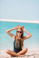 ragazza carina in spiaggia durante le vacanze estive foto