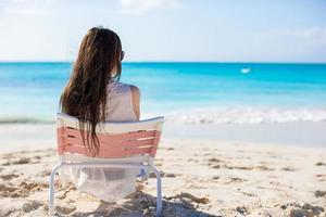 giovane bellissimo donna su spiaggia durante sua estate vacanza foto