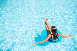 poco adorabile ragazza nel all'aperto nuoto piscina foto