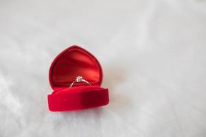 anello nuziale in una scatola sul letto foto