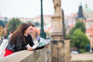 romantico coppia a piedi insieme nel Europa. contento Gli amanti godendo paesaggio urbano con famoso punti di riferimento. foto