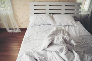 lenzuola stropicciate in camera da letto foto