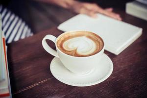 mani della donna che si distendono con il caffè al caffè foto