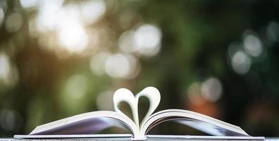 libro aperto a forma di cuore foto