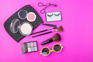 prodotti di bellezza cosmetici su sfondo rosa foto