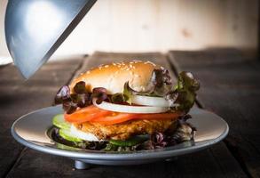 hamburger fatto in casa rustico foto