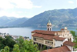 cattedrale vicino alle montagne foto