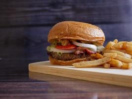 hamburger di pancetta da un quarto di libbra e patatine fritte foto