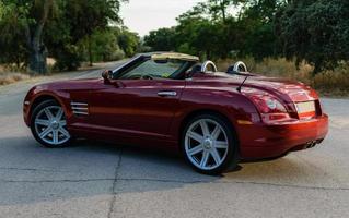 Chrysler Crossfire in mezzo alla strada foto